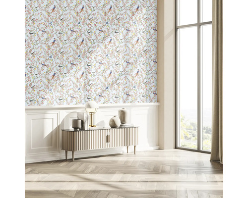Salon décoratif avec papier peint à motif d'oiseaux, commode et grande fenêtre
