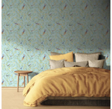 Chambre avec papier peint à motifs avec des oiseaux et des motifs végétaux
