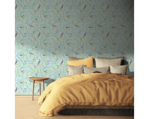 Chambre avec papier peint à motifs avec des oiseaux et des motifs végétaux