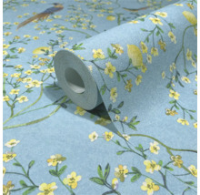 Un rouleau de papier peint avec motif d'oiseaux et de fleurs.