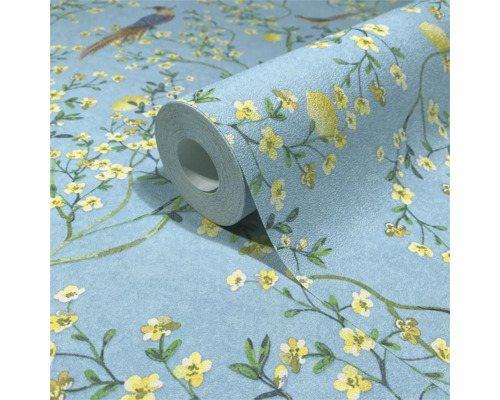 Un rouleau de papier peint avec motif d'oiseaux et de fleurs.