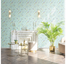 Salon avec papier peint à motifs, cheminée, tables d'appoint et plante d'intérieur