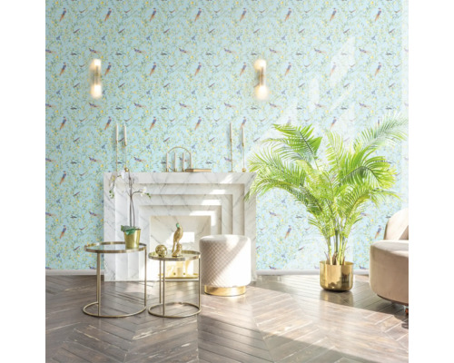 Salon avec papier peint à motifs, cheminée, tables d'appoint et plante d'intérieur