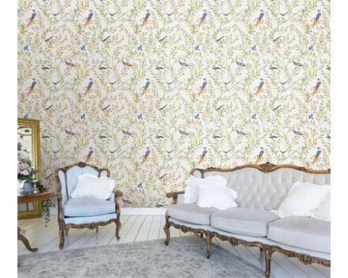 Intérieur clair et convivial avec papier peint floral à motifs d'oiseaux, canapé et fauteuil