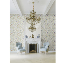 Salon classique avec papier peint à motifs d'oiseaux, cheminée, miroir et lustre en cristal