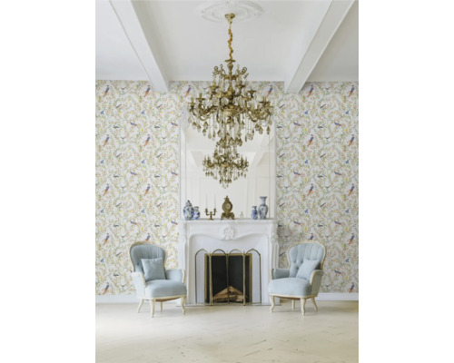 Salon classique avec papier peint à motifs d'oiseaux, cheminée, miroir et lustre en cristal