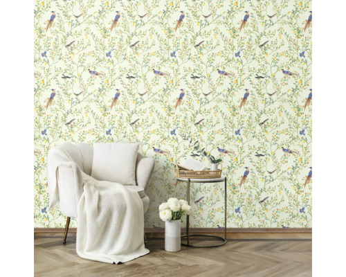 Vue d'une pièce avec du papier peint à motif d'oiseaux et de plantes