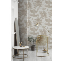 Salon avec papier peint style toile de Jouy, lampadaire, table d'appoint, chaise et miroir