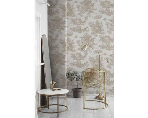Salon avec papier peint style toile de Jouy, lampadaire, table d'appoint, chaise et miroir