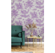 Vue d'une pièce avec papier peint à motifs Toile de Jouy, canapé et tables d'appoint