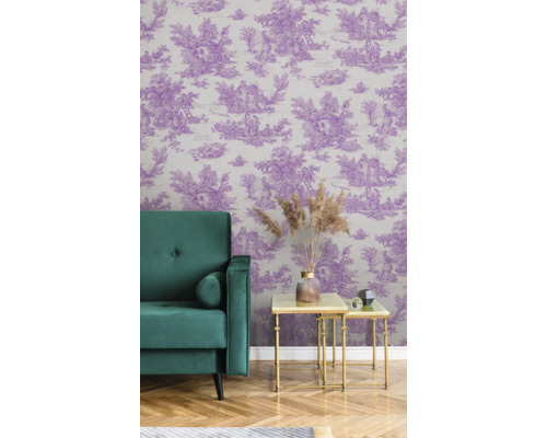 Vue d'une pièce avec papier peint à motifs Toile de Jouy, canapé et tables d'appoint