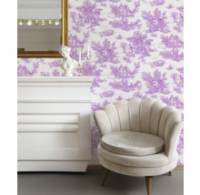 Intérieur décoratif avec fauteuil, commode, miroir et papier peint à motifs