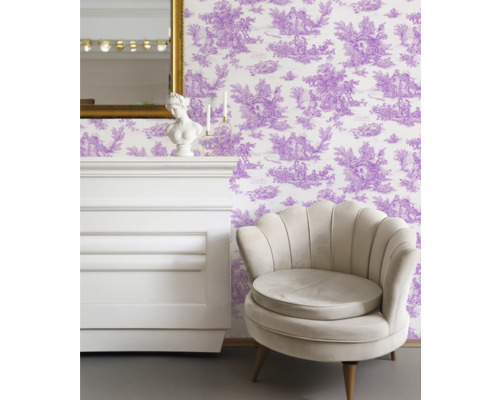 Intérieur décoratif avec fauteuil, commode, miroir et papier peint à motifs