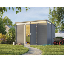 Garten Szene mit Gerätehaus aus Holz mit geöffneten Türen, umgeben von Gartenwerkzeugen und Pflanzen.