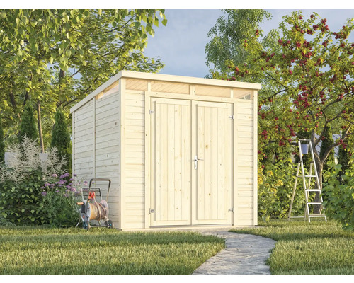 Gartenszene mit Holzgartenhaus, Schlauchwagen und Leiter