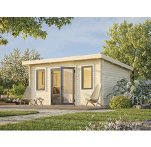 Maison de jardin en bois avec fenêtres et portes vitrées entourée d'un jardin