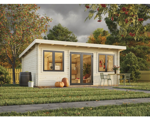 Maison de jardin en bois avec fenêtres et double porte dans un jardin avec tonneau et citrouilles