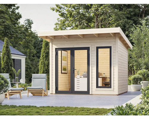 Garten mit Holzgartenhaus, Glastür und Fenster sowie Sitzgelegenheit