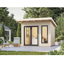 Maison de jardin en bois avec double porte et fenêtre dans un jardin verdoyant.