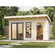 Abri de jardin en bois avec double porte, fenêtre et porte ouverte avec outils de jardin