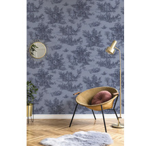 Salon avec papier peint décoratif à motif campagnard, fauteuil et lampadaire