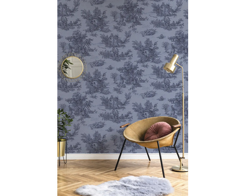 Salon avec papier peint décoratif à motif campagnard, fauteuil et lampadaire