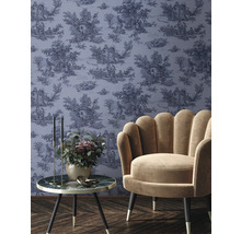 Espace de vie décoratif avec papier peint, fauteuil et table d'appoint.