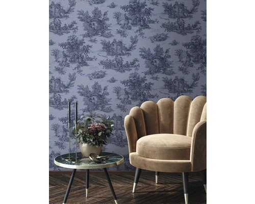 Espace de vie décoratif avec papier peint, fauteuil et table d'appoint.