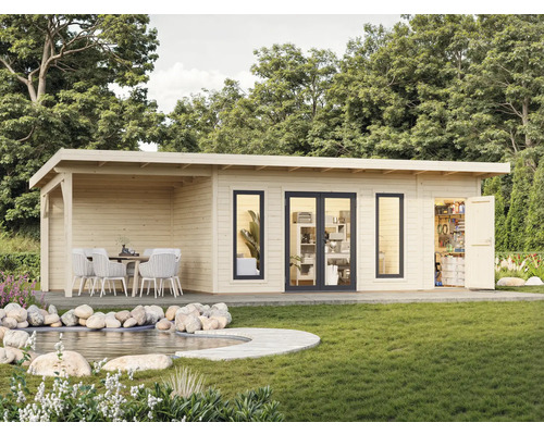 Gartenhaus mit Terrasse, Fenstern und Doppeltür neben einem Teich im Garten.