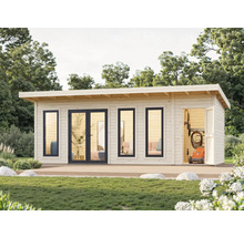 Maison de jardin en bois avec fenêtres et porte sur pelouse