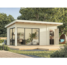 Abri de jardin avec de grandes fenêtres, plancher en bois et fauteuil suspendu dans le jardin.