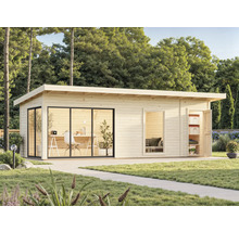 Modernes Gartenhaus mit Flachdach, großen Fensterfronten und Außentür mit Stauraumregalen im Garten.