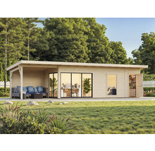 Maison de jardin en bois avec terrasse couverte, façade vitrée et porte ouverte sur une pelouse verte.