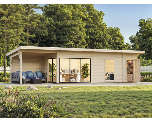 Maison de jardin en bois avec terrasse couverte, façade vitrée et porte ouverte sur une pelouse verte.