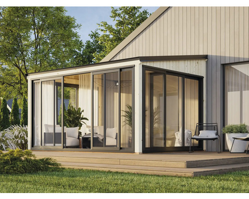 Modernes Gartenhaus mit Glasschiebetüren und Holzterrasse