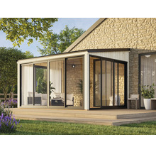 Modernes Gartenhaus mit Glasschiebetüren und Holzterrasse an einem Haus angebaut.