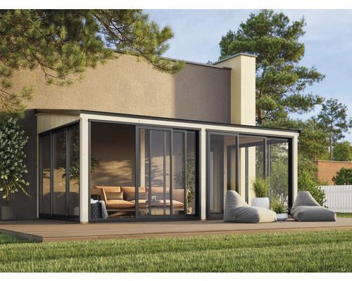 Pool house moderne avec portes coulissantes, terrasse et poufs dans le jardin.