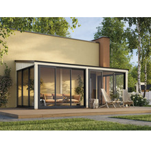 Véranda vitrée avec mobilier de terrasse sur terrasse en bois