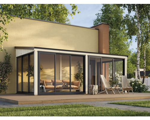 Véranda vitrée avec mobilier de terrasse sur terrasse en bois