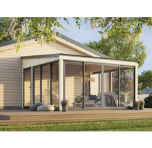 Vue extérieure d'une extension moderne avec portes coulissantes et terrasse en bois