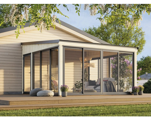 Maison d'été moderne avec façade en verre et terrasse en bois dans le jardin.