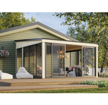 Abri de jardin indépendant avec portes coulissantes et terrasse en bois dans le jardin.