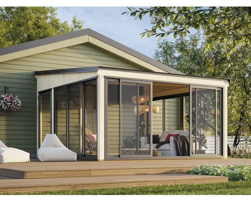 Überdachter Terrassenanbau mit Glasschiebetüren und Holzterrasse im Garten.