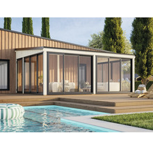 Modernes Gartenhaus mit Schiebetüren und Pool auf einer Holzterrasse