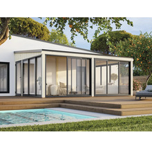 Maison de jardin moderne avec de grandes surfaces vitrées et terrasse en bois à côté d'une piscine.