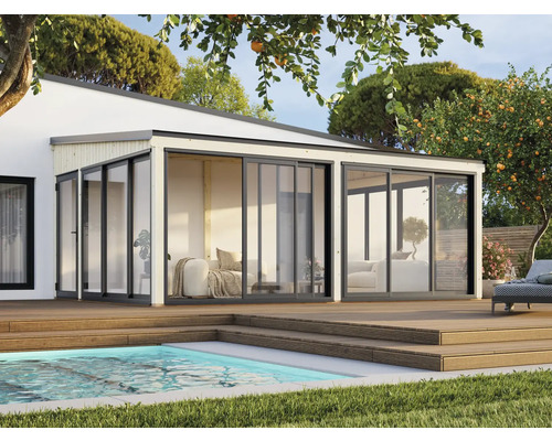 Maison de jardin moderne avec de grandes surfaces vitrées et terrasse en bois à côté d'une piscine.