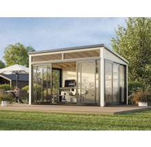 Modernes Gartenhaus mit Schiebetüren und Terrasse in heller Umgebung.