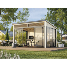 Pavillon de jardin moderne avec portes coulissantes et terrasse en bois dans un environnement verdoyant