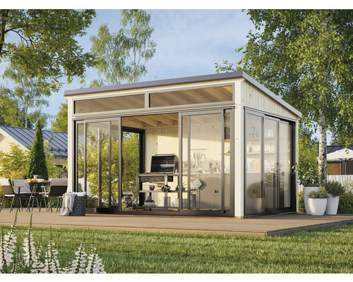 Pavillon de jardin moderne avec portes coulissantes et terrasse en bois dans un environnement verdoyant