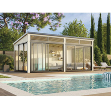 Tonnelle de jardin moderne avec portes coulissantes en verre à côté d'une piscine, entourée de plantes et d'arbres.